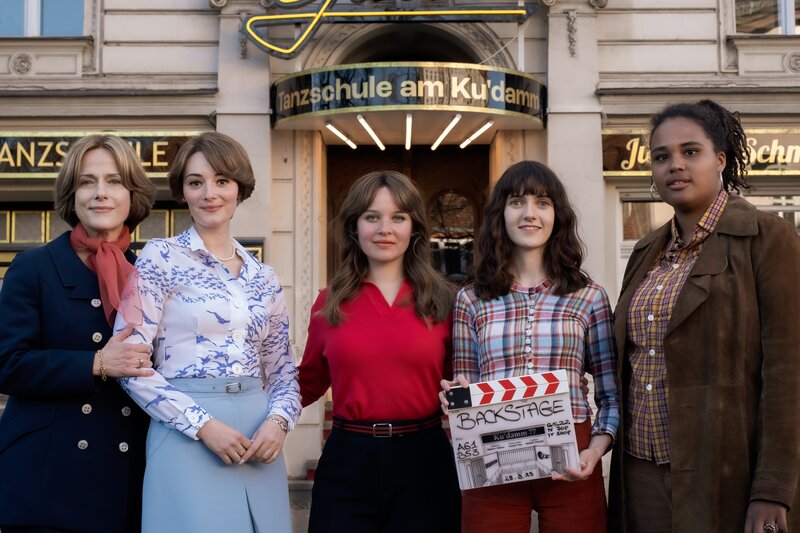 Schauspielerinnen der ZDF-Serie Ku’damm 77: Claudia Michelsen, Maria Ehrich, Sonja Gerhardt, Marie Louise Albertine Becker und Massiamy Diaby. – Bild: ZDF und Conny Klein
