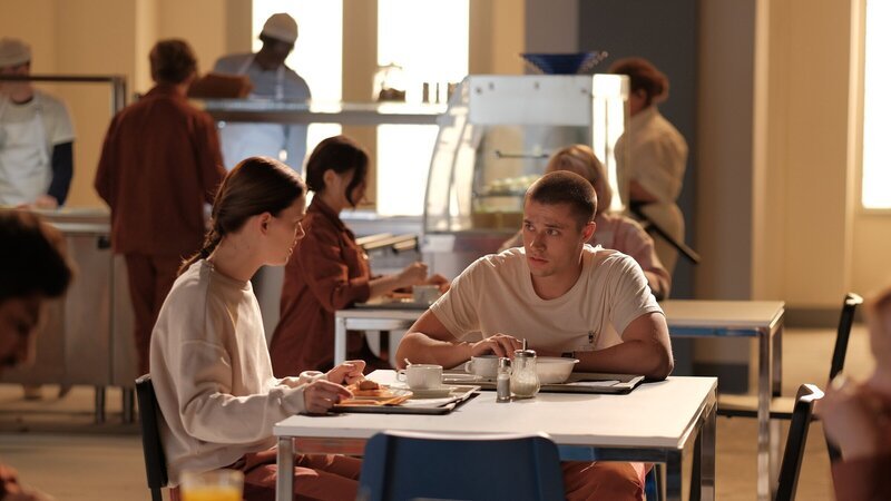 Luce (Jessica Alexander) versucht zusammen mit Daniel (Gijs Blom) eine gemeinsame Erinnerung zu rekonstruieren. Sie schöpfen einen beunruhigenden Verdacht. – Bild: Fallen Productions Ltd.