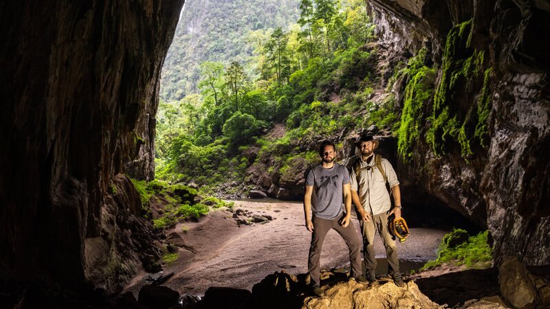 Forrest Galante Standing At The Edge of The Son Doong Cave. – Bild: Animal Planet /​ Discovery Communications, LLC