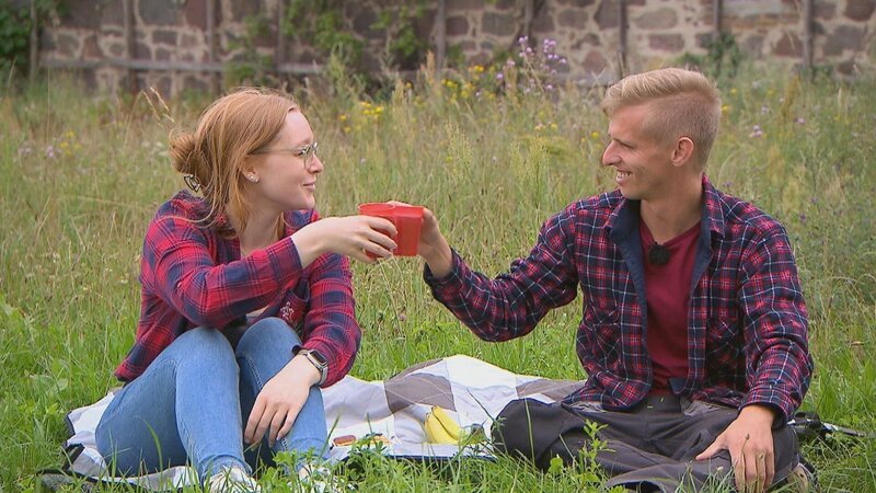 Bei einer Pause reden Pauline und Christopher über die Zukunft. – Bild: RTL