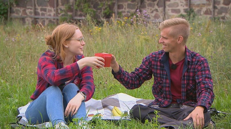 Bei einer Pause reden Pauline und Christopher über die Zukunft. – Bild: RTL