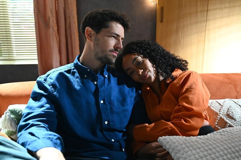 Jan (Daniel Noah) versucht vergeblich mit Imani (Féréba Koné) über ein wichtiges Thema zu sprechen. – Bild: RTL /​ Julia Feldhagen