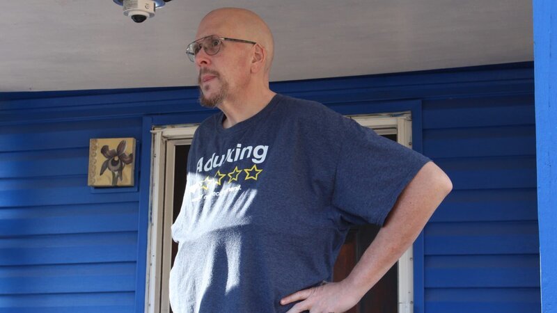 Michael post-weight loss standing outside 1 – Bild: TLC (DEUT)