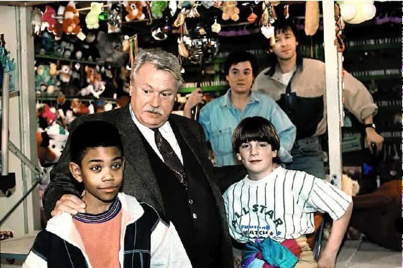 Onkel Ludwig (Günter Strack, 2.v.l.) geht mit Daniel (Jan Harndorf, M.) und Richy (Jacques Hipplewith, l.) auf den Rummelplatz und trifft dort Yvonnche (Anja Jaenicke) und ihren Freund Jürgen Baumert (Christian von Richthofen, r.) – Bild: Heimatkanal