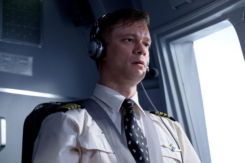 Kapitän Malcolm Waters versucht ruhig zu bleiben, als Cathay-Pacific-Flug 780 in eine heikle Situation gerät (Reenactment-Szene). – Bild: PLURIMEDIA (Cineflix /​ Darren Goldstein)