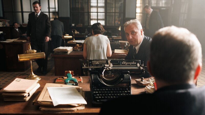 1926 gründet Ernst Gennat (Stephan Grossmann) die „Inspektion M“, die erste ständige Mordkommission der Welt. Er baut die zentrale „Todesermittlungskartei“ auf, den Vorläufer einer polizeilichen Datenbank. – Bild: ZDF und Fernando Schmidt