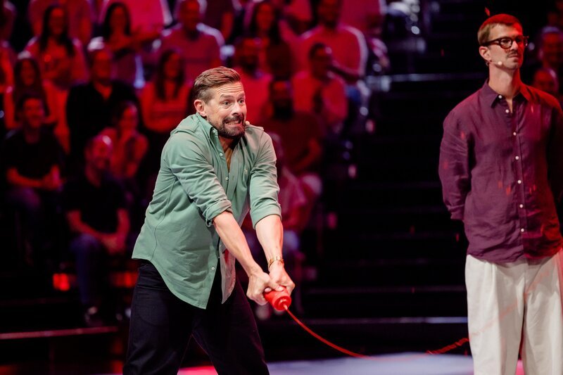 Klaas Heufer-Umlauf (l.); Joko Winterscheidt (r.) – Bild: Joyn /​ Nadine Rupp