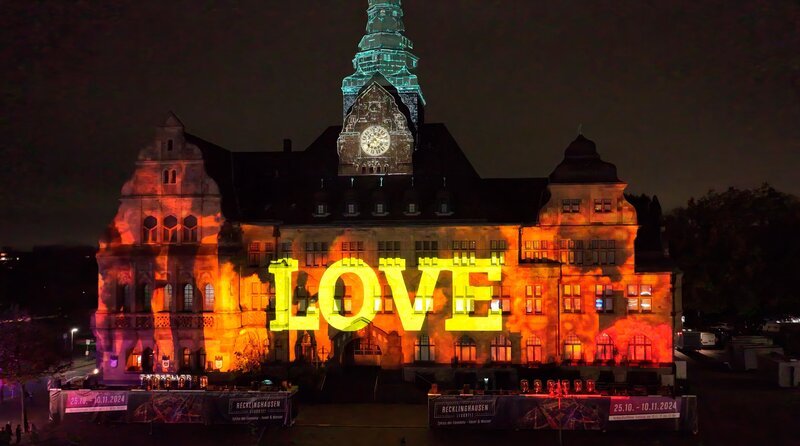 Eines der markantesten Bauwerke in Recklinghausen: 2020 von den Bürgerinnen und Bürgern Nordrhein-Westfalens zum schönsten Rathaus im Land gewählt. – Bild: WDR/​good karma productions/​Bastian Barenbrock