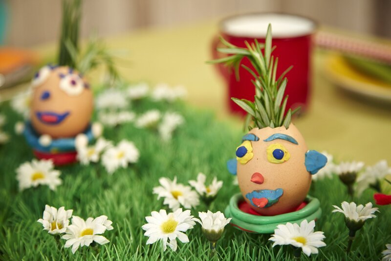 Tischdeko: Bunte Kresse- und Schnittlauch-Köpfe aus Eierschalen und Knetmasse. – Bild: ORF 1