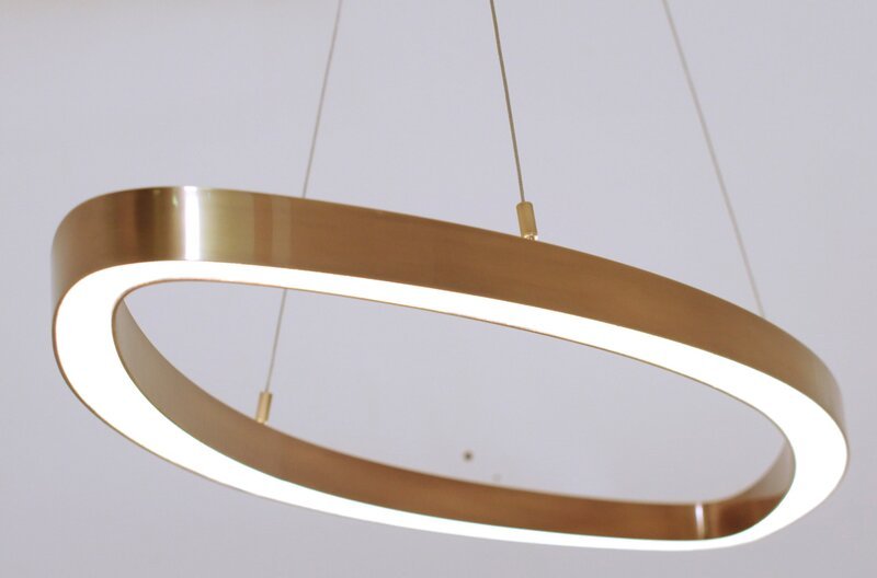 Um neue Lampen zu entwickeln, tüfteln Jens Schump und sein Vater Didi immer neue Fertigungsmethoden aus. – Bild: SWR/​Eikon Media