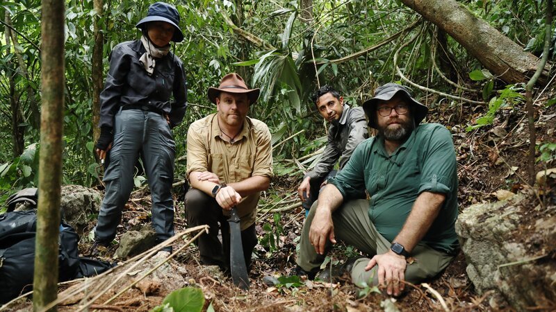 Host Josh Gates and Team determine if they are near poisonous plants – Bild: Warner Bros. Discovery, Inc. or its subsidiaries and affiliates.
