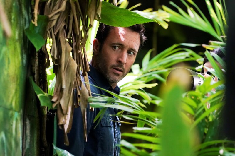 „E uhi ana ka wa i hala i na mea i hala“ -- Five-0 investigates when a plane that mysteriously crashed into the Pacific in the ‚80s is found, but with a recently murdered scuba diver inside. Also, as MacGarrett and Quinn zero in on who planted the bomb in his garage, and he formally asks her to join Five-0. Pictured: Alex O‘Loughlin as Steve McGarrett. – Bild: Karen Neal/​CBS