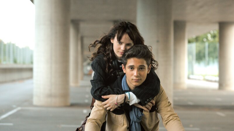 Jana McKinnon (Charly), Giacomo Pilotti (Carlo). – Bild: ORF