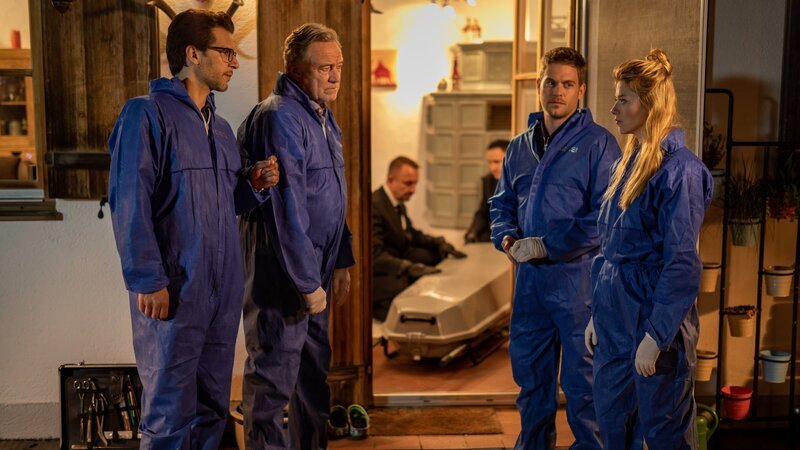 Dr. Weissenböck (Florian Odendahl, l.), Arthur Bauer (Gerd Silberbauer, 2.v.l.), Dominik Morgenstern (Joscha Kiefer, 2.v.r.) und Resi Schwaiger (Mersiha Husagic, r.) am Tatort. – Bild: ZDF und MARKUS SAPPER