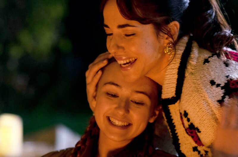 Lucy (Kensington Tallman, 3.v. l.) bekommt Mac and Cheese zu Thanksgiving und hofft auf den perfekten Feiertag. – Bild: SWR/​HR/​Red Monk Studios srl/​HSR S1 (FGM) Inc.