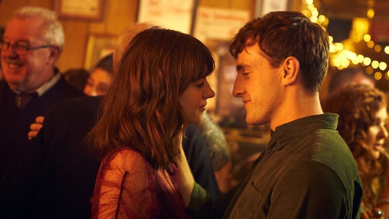 Glücklich vereint tanzen Marianne (Daisy Edgar-Jones) und Connell (Paul Mescal) inmitten vieler Leute. Dabei haben sie nur Augen für einander. – Bild: ZDF und Enda Bowe