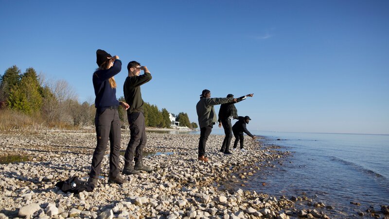 Phil, Jess & Ghost Bros. investigate the shoreline for any evidence of a UFO witness saw. – Bild: Discovery Channel (ROMA)