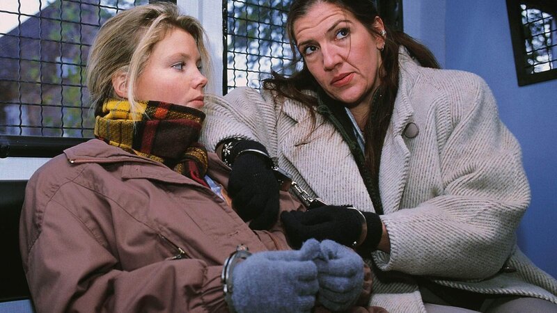 Vivi (Annette Frier, l.) und Walter (Katy Karrenbauer) sind geschnappt worden und werden wieder eingeliefert. – Bild: RTL