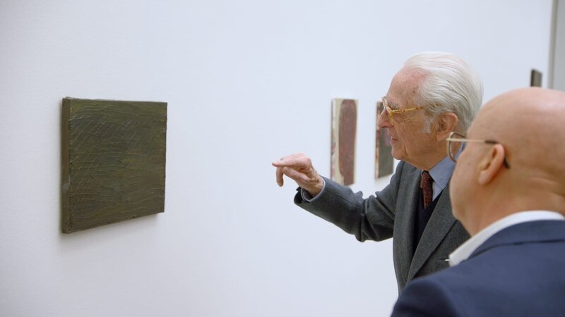 Herzog Franz mit Kurator Bernhart Schwenk. – Bild: Sigi Müller /​ BR /​ Verwaltung des Herzogs von Bayern