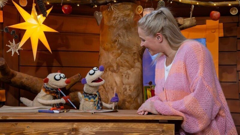 Jan und Henry sind zu Besuch und wollen dem Nikolaus ein Gedicht schreiben, doch alles reimt sich nur auf Ostern. Ob sie noch andere Ideen haben? – Bild: KiKA