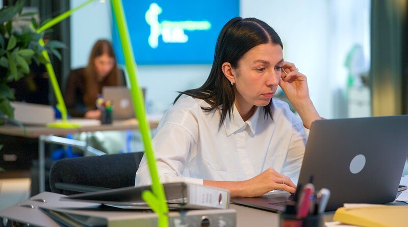 team.recherche-Reporterin Melanie Schoepf. – Bild: WDR/​team.recherche