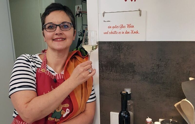 Gastgeberin Sabine – Bild: MG RTL D /​ ITV Studios