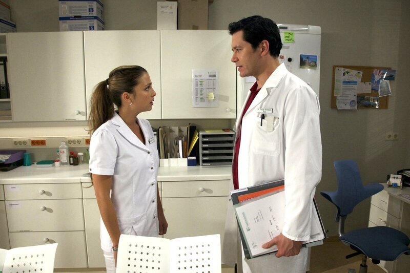 Durch den Streit ihrer Eltern wird es auch für Schwester Arzu (Arzu Bazman) und ihren Mann Dr. Philipp Brentano (Thomas Koch) ein Thema: Wer setzt den Zeitpunkt für einen „gemeinsamen“ Ruhestand? Als Arzu begreift, dass Philipp es so ähnlich wie ihr Vater sieht, ist sie schockiert. Ihr wird mal wieder bewusst, dass er sich für den „großen Herrn Doktor „ hält und sie ist nur die „kleine Krankenschwester“. – Bild: MDR/​MDR/​Rudolf Wernicke