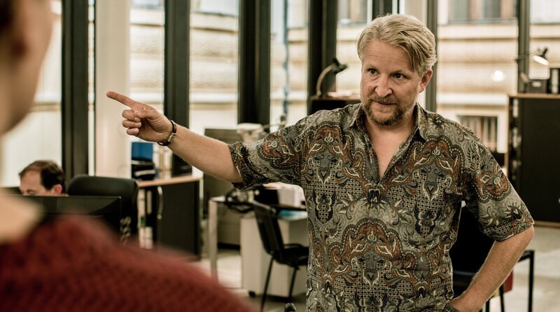 Lueger (Sebastian Krähenbühl) möchte Kollege Furrer beim Aufstieg ausstechen. – Bild: CH Media