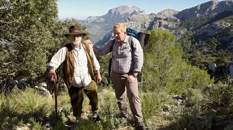 Helmut (Michael Gwisdek, li.) und Klaus (Harald Krassnitzer) sollten sich einmal aussprechen. – Bild: ARD Degeto/​Christiane Pausch