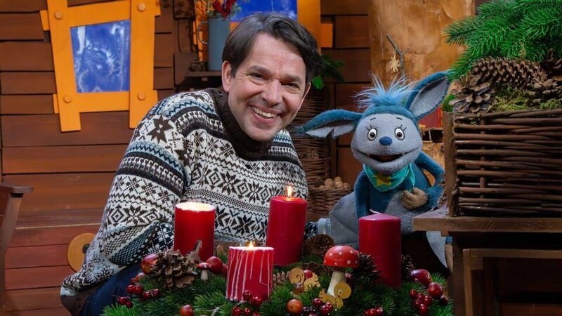 Juri erklärt Fidi, was es mit der Wintersonnenwende auf sich hat und dass die Nächte bald wieder kürzer werden. – Bild: KiKA