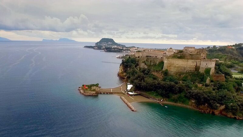 Golf von Neapel mit Blick auf das Castello Aragonese – Bild: Lion TV / Golf von Neapel mit Blick auf das Castello Aragonese Golf von Neapel mit Blick auf das Castello Aragonese – Bild: Lion TV / Golf von Neapel mit Blick auf das Castello Aragonese