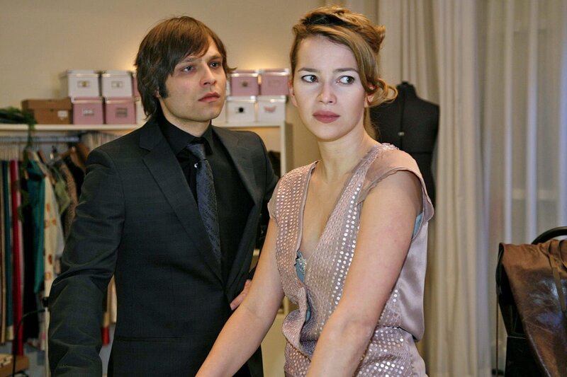 Hannah (Laura Osswald, r.) gerät in Bedrängnis, als Bruno (Tim Sander, l.) von ihr wissen will, warum sie ihm sein Glück nicht gönnt … – Bild: SAT.1 /​ Monika Schürle