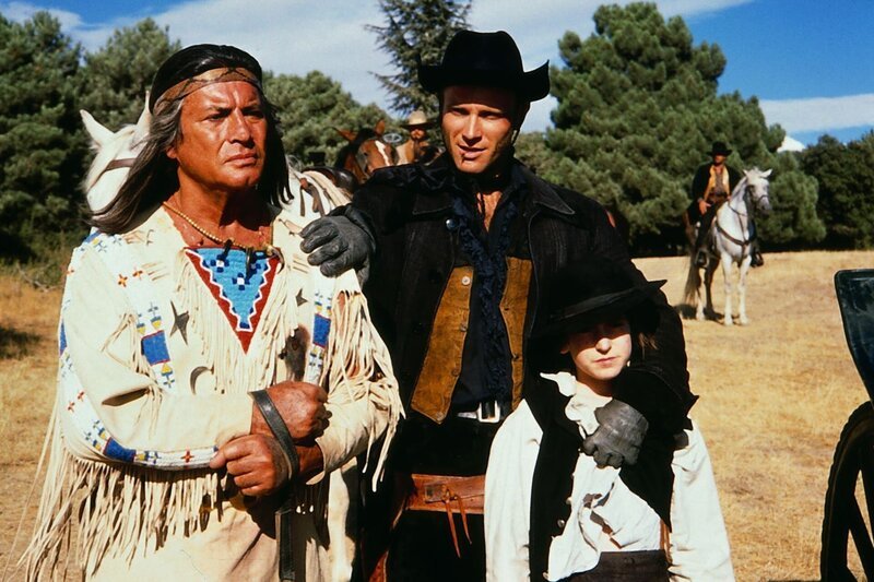 Winnetou (Pierre Brice, li.) wird von einem Handlanger DeWills (N.N.) eingesperrt. Timmy Mayottes (Manuel Trautsch, re.) Vater sitzt bereits als Geisel in DeWills Kerker. – Bild: ZDF und Peter W. Engelmeier; Ziegler Film Gmbh & Co KG