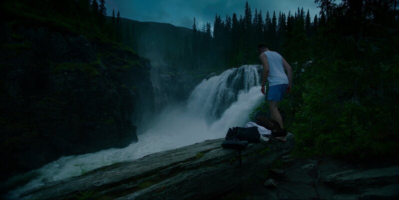 Millionenprofite, weitere Drogenexzesse und die zahlreichen Probleme Zuhause haben William (Pål Sverre Hagen) an den Abgrund getrieben. Nun droht er in alte Muster zu verfallen und muss eine Entscheidung treffen. – Bild: Fremantle Norway /​ ZDF