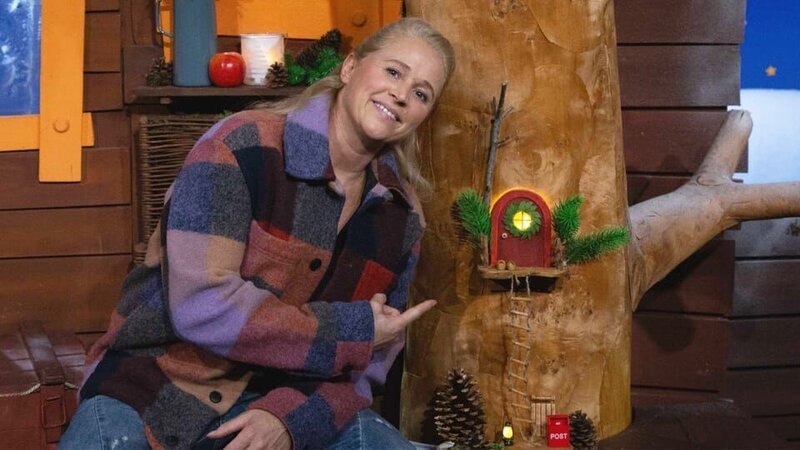 Singa erhält eine Videobotschaft von Kikaninchen, denn es gitb ein tolles Adventsgewinnspiel. – Bild: KiKA