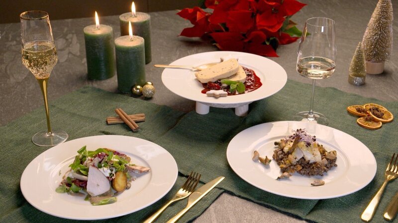 Am Heiligen Abend zeigen euch Hanni und Jorgos ihr ganz eigenes Weihnachtsabendmenü. Hanni bereitet eine gedämpften Heibutt auf Belugalinsengemüse zu. Jorgos holt seine Kindheitserinnerungen hervor und zaubert eine eigene Version eines Erdäpfelsalates mit einer Bauernhendbrust. Zum Nachtisch kredenzt Hanni ein feines Maroniparfait mit Beerenragout. – Bild: ORF/​ORF III