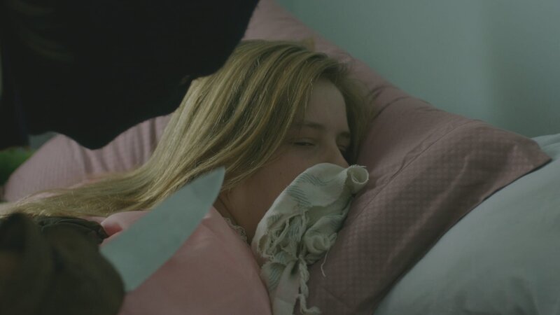 The Golden State Killer threatens his youngest victim with a knife. – Bild: Discovery Networks /​ Investigation Discovery /​ Discovery Communications