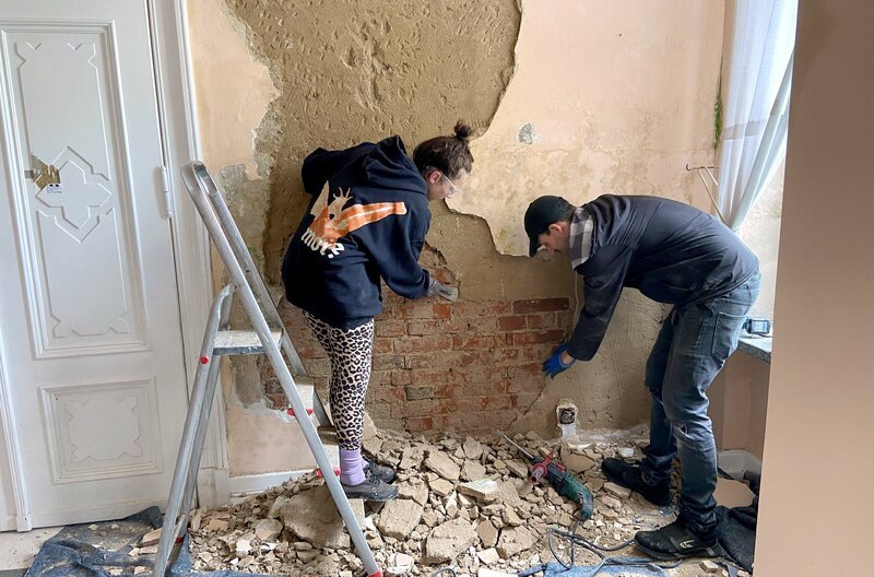 Der alte Putz muss ab: Claudia und Vincent legen die Schloßmauern frei. – Bild: NDR