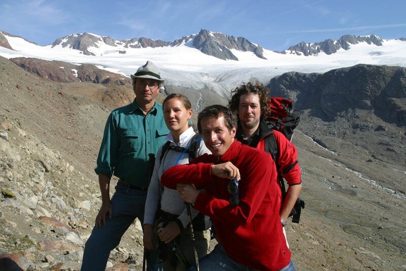 Am Rande des Vernagtferner Gletschers in den Ötztaler Alpen warten der Gletscherforscher Prof. Ludwig Braun und seine Assistenten Tini und Matthias auf Willi. – Bild: BR/​megaherz gmbh