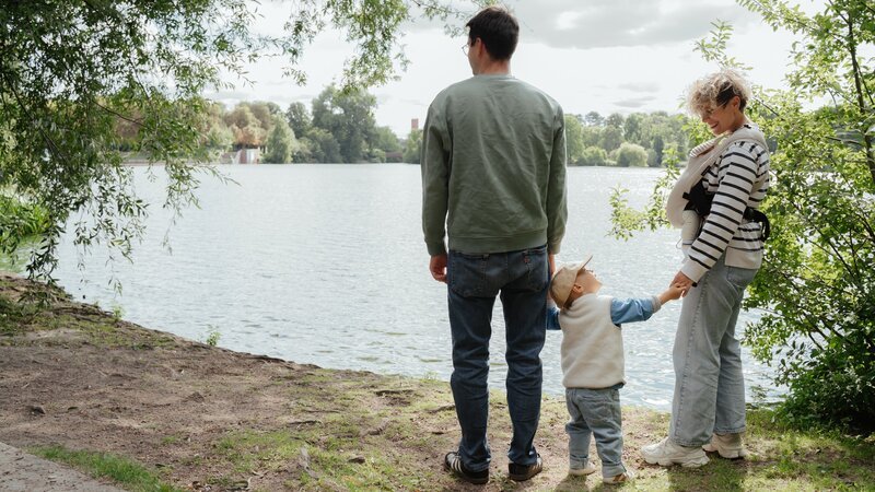 Familie mit Neugeborenem im Tragebuch: „Der gehört jetzt einfach dazu. Das ist genau perfekt so.“ – Bild: katharina reber /​ ZDF