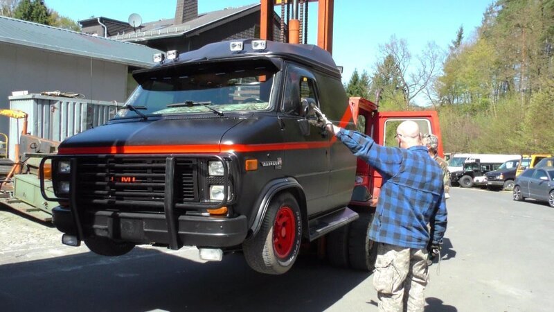 American GMC Vandura on a forklift. – Bild: Warner Bros. Discovery