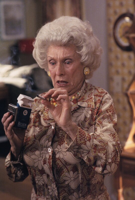 Zu allem Übel taucht plötzlich Großmutter Ida (Cloris Leachman) auf und nistet sich bei der Familie ein. Jeder Versuch, sie schnell wieder loszuwerden, misslingt. Bis Lois eine geniale Idee hat … – Bild: ViacomCBS