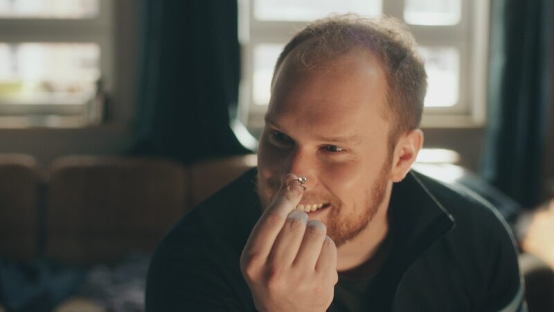 Sven (Sven Daniel Bühler) zeigt stolz den wertvollen Verlobungsring, den er von seiner Großmutter geerbt hat. – Bild: ZDF und Harald Cremer