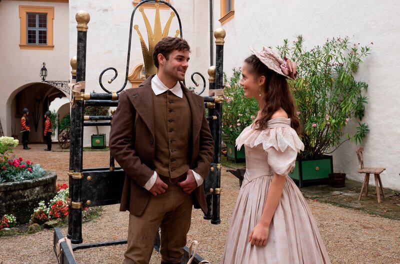 Sarah (Bianca Nawrath) trifft Hans (Lucas Reiber) mit dem fertigen Eisenbett. – Bild: BR/​Michael Boxrucker