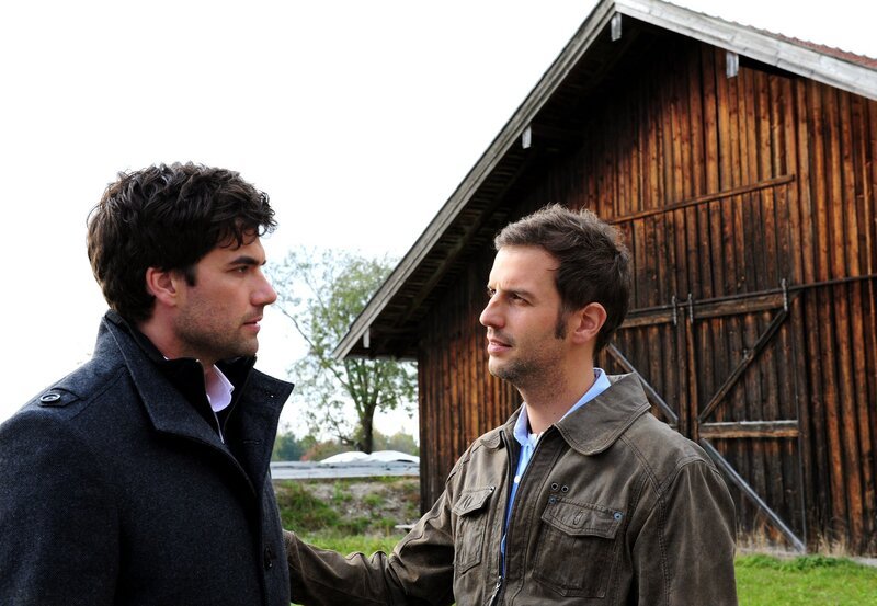 Nils (Florian Stadler, r.) bietet Konstantin (Moritz Tittel, l.) an, bei ihm und Tanja zu wohnen. – Bild: ARD/​Ann Paur