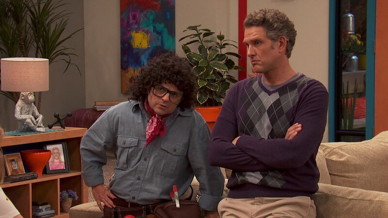 L-R: Schwoz (Michael D. Cohen), Jake Hart (Jeffrey Nicholas Brown) – Bild: ViacomCBS