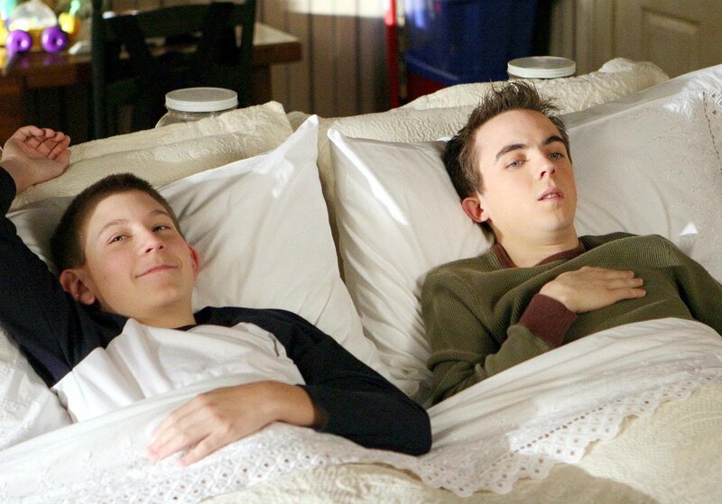 „Malcolm mittendrin“, „Zahnschmerzen.“ Hal verliert beim Popcornessen einen Zahn. Sein Pokerfreund Trey, ein Zahnarzt, bietet ihm seine Hilfe an. Hal ist entsetzt, als ihm der vermeintliche Freundschaftsdienst mit 2000 Dollar in Rechnung gestellt wird. Inzwischen möchte Lois Fahrradfahren lernen. Als Lehrer wählt sie ausgerechnet Reese aus. – Bild: ORF (FS1/​FS2) /​ ORF1