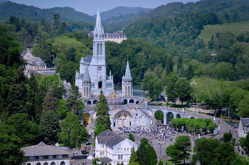 Lourdes in Frankreich ist eines der wichtigsten Pilgerziele für christliche Gläubige. – Bild: ZDF und Alexander Hein