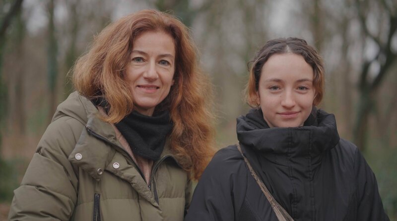 Lorraine Thiria (l) und ihre Tochter Sarah Ringrave haben eine fast symbiotische Beziehung, die sich auch in ihrer gemeinsamen Kunst widerspiegelt. – Bild: WDR