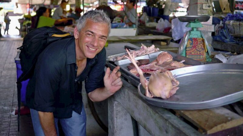 Moderator Roland Luder auf dem Markt – Bild: 3sat